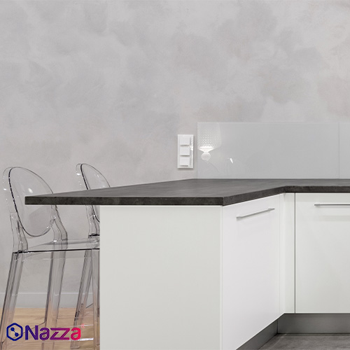 Cocina moderna con pared y encimera de microcemento, acabado continuo y resistente, ideal para espacios actuales y fáciles de mantener.